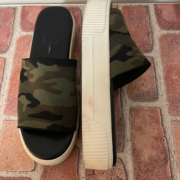 Women's Jessica Simpson Ezira Flat Platform Slide Sandal in Camo Size 8.5 - Picture 3 of 4
